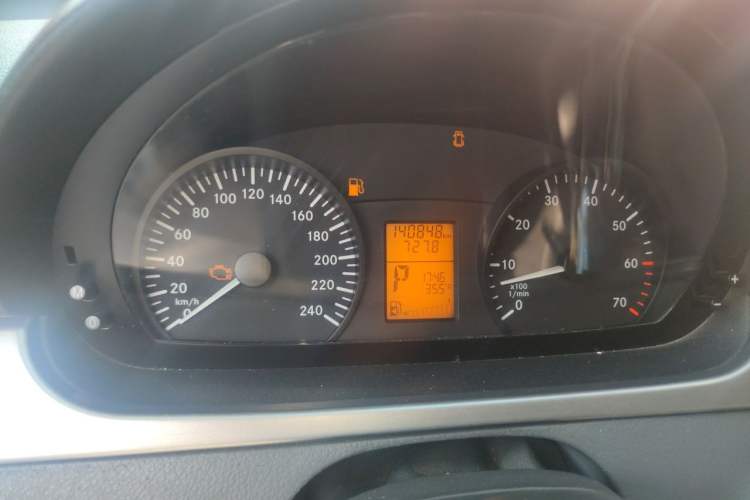 Used Mercedes-Benz Vito 2010 2.5L Elite Edition Odometer Close Up