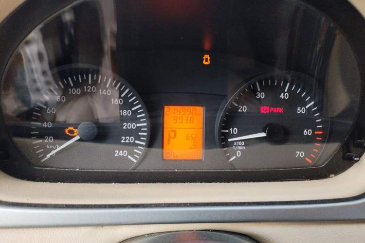 Used Mercedes-Benz Vito 2010 2.5L Elite Edition Odometer Close Up