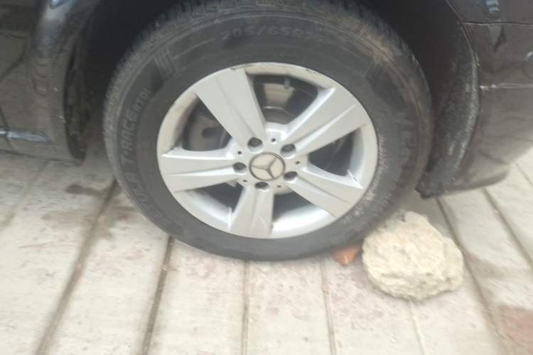 Used Mercedes-Benz Vito 2010 2.5L Elite Edition Right Front Wheel Hub