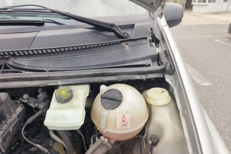 Used Mercedes-Benz Vito 2010 2.5L Elite Edition Engine Bay Left