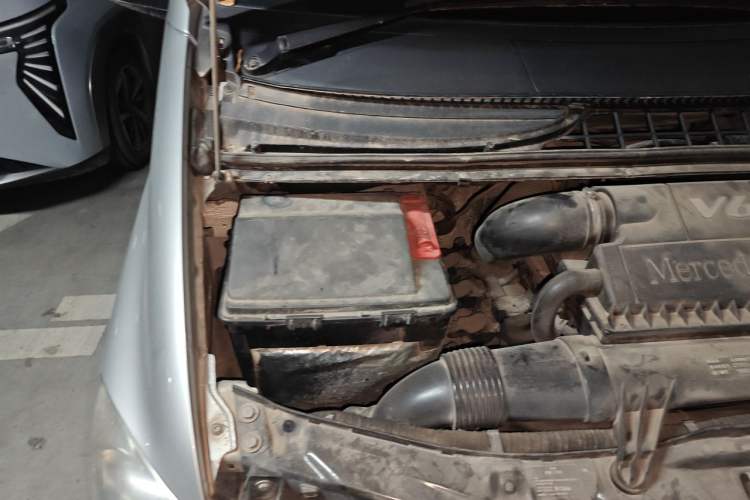 Used Mercedes-Benz Vito 2010 2.5L Elite Edition Engine Bay Right
