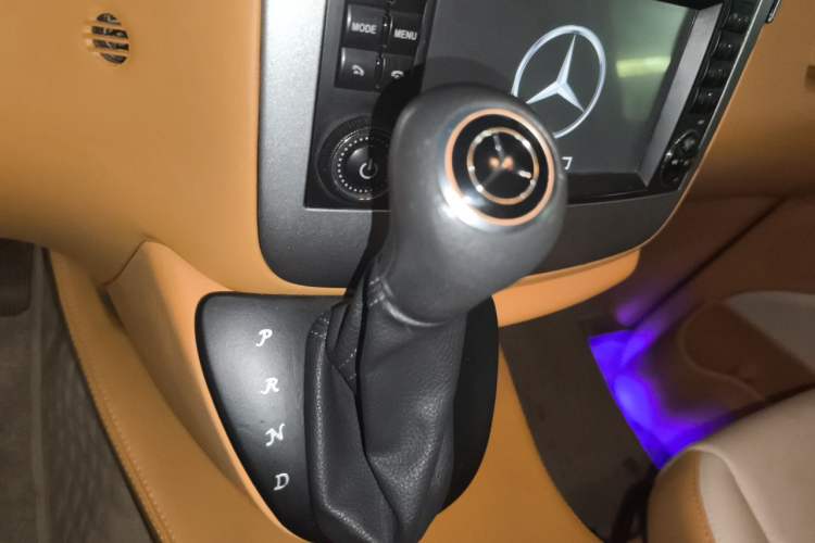 Used Mercedes-Benz Vito 2010 2.5L Elite Edition Gear Lever