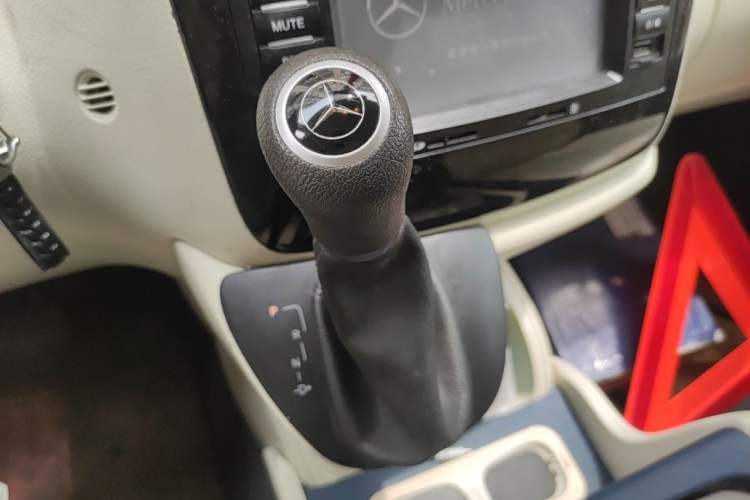Used Mercedes-Benz Vito 2010 2.5L Elite Edition Gear Lever