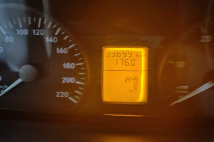 Used Mercedes-Benz Vito 2010 2.1T Diesel Elite Edition Odometer Close Up