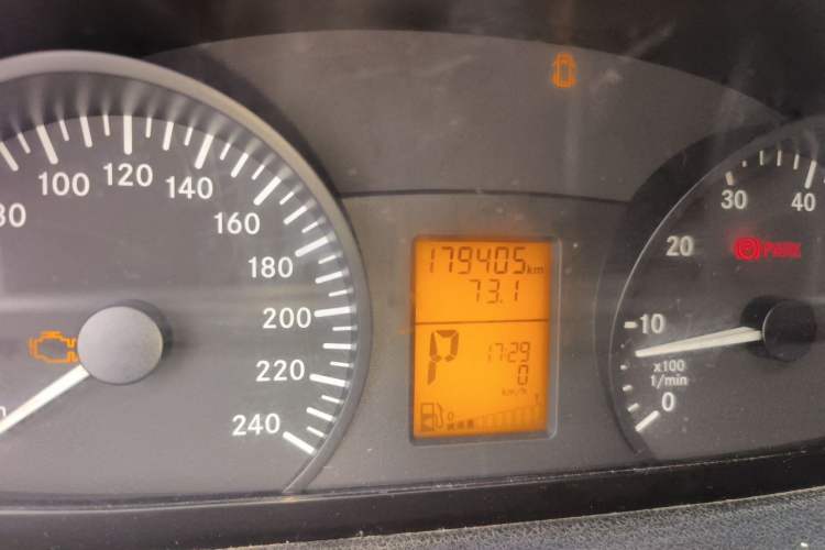 Used Mercedes-Benz Vito 2010 2.5L Elite Edition Odometer Close Up