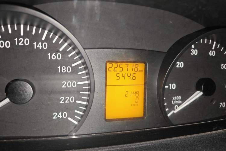 Used Mercedes-Benz Vito 2010 2.5L Elite Edition Odometer Close Up