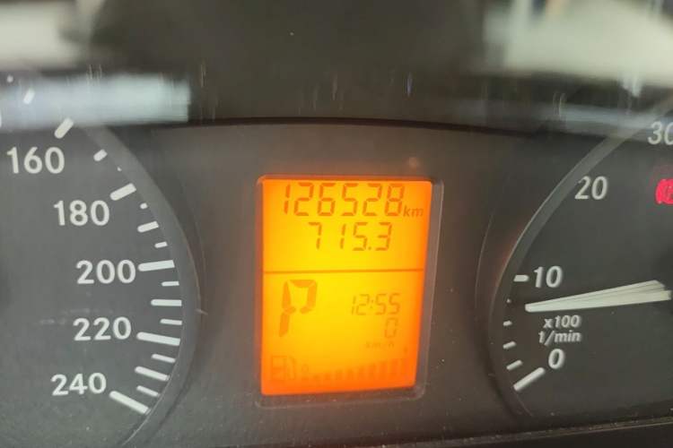 Used Mercedes-Benz Vito 2010 2.5L Elite Edition Odometer Close Up