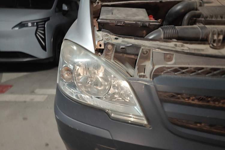 Used Mercedes-Benz Vito 2010 2.5L Elite Edition Right Front Headlight