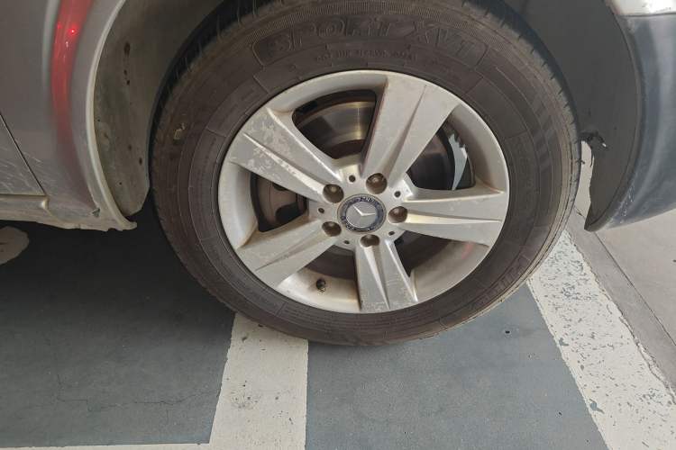 Used Mercedes-Benz Vito 2010 2.1T Diesel Elite Edition Right Front Wheel Hub