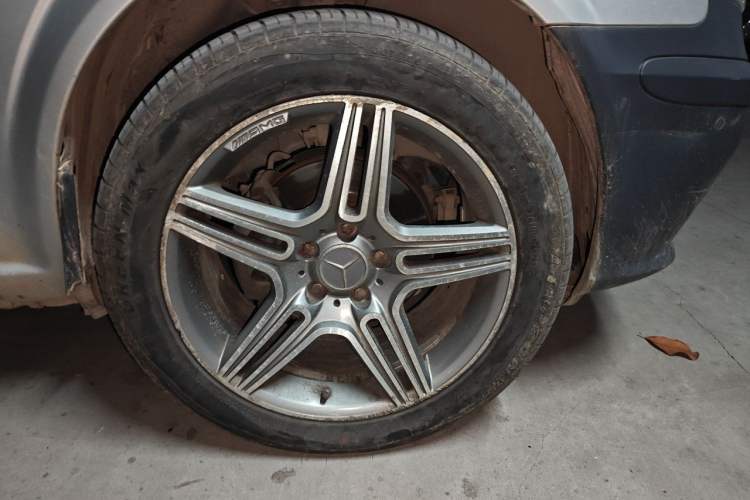 Used Mercedes-Benz Vito 2010 2.5L Elite Edition Right Front Wheel Hub