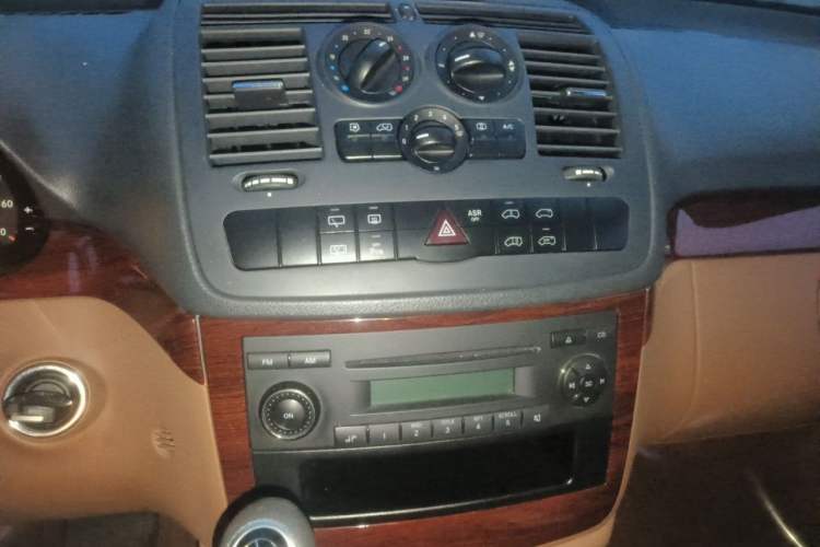 Used Mercedes-Benz Vito 2011 2.5L 7-seater executive version Audio And AC Panel
