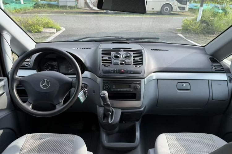 Used Mercedes-Benz Vito 2011 2.5L 7-seater executive version Audio And AC Panel