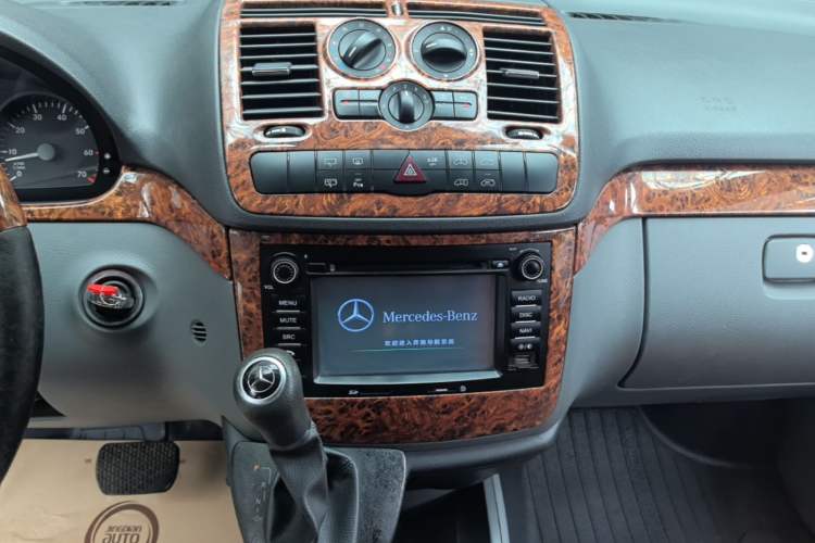 Used Mercedes-Benz Vito 2011 2.5L 7-seater executive version Audio And AC Panel