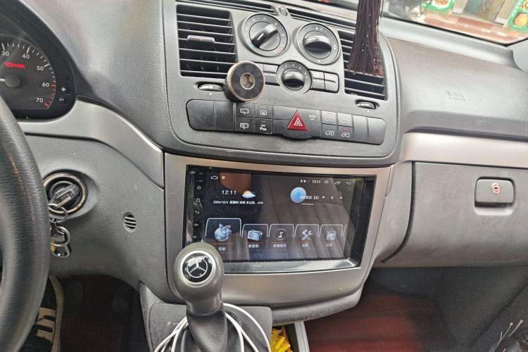 Used Mercedes-Benz Vito 2011 2.5L 7-seater executive version Audio And AC Panel