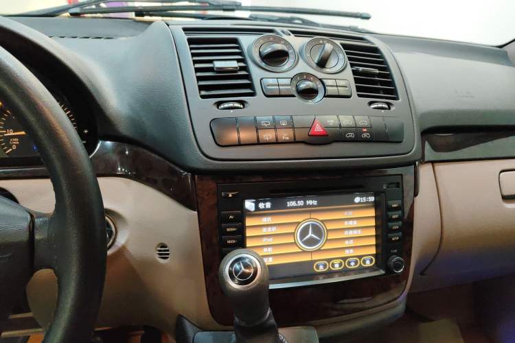Used Mercedes-Benz Vito 2011 2.5L 7-seater executive version Audio And AC Panel