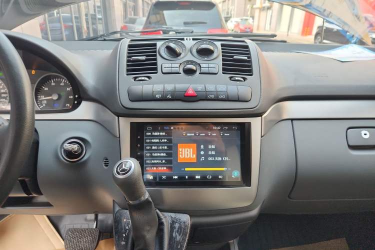 Used Mercedes-Benz Vito 2011 2.5L 7-seater executive version Audio And AC Panel