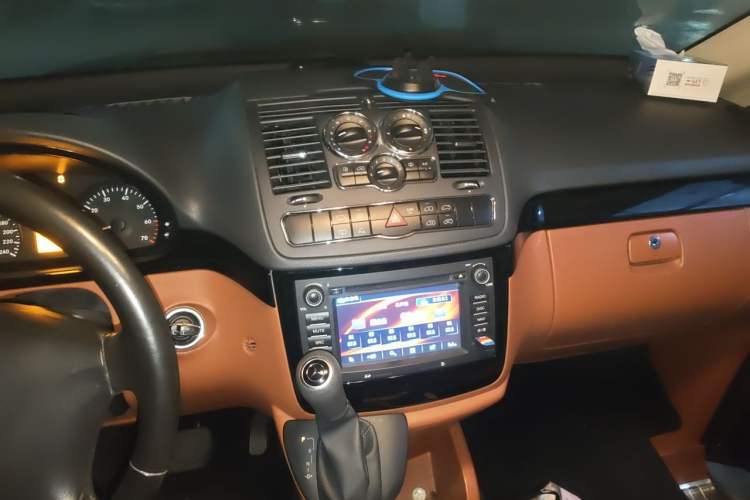 Used Mercedes-Benz Vito 2011 2.5L 7-seater executive version Audio And AC Panel