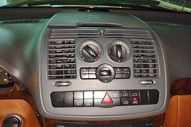 Used Mercedes-Benz Vito 2011 2.5L 7-seater executive version Audio And AC Panel