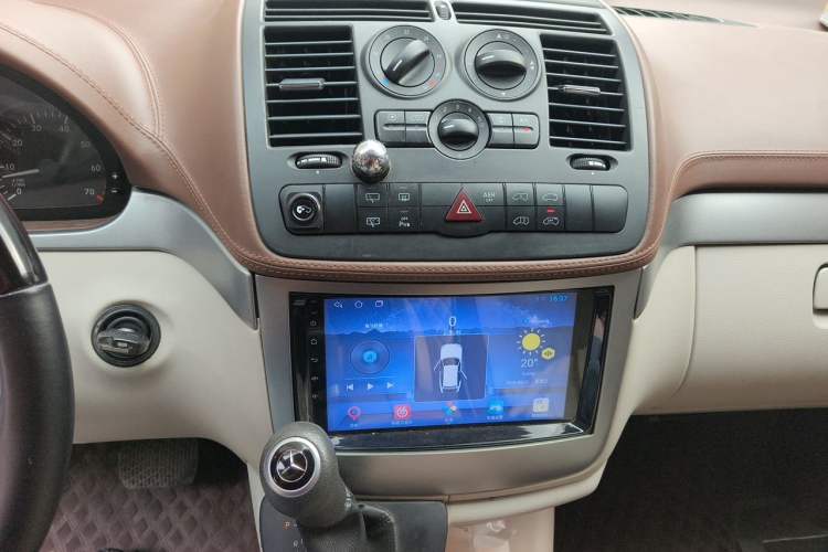 Used Mercedes-Benz Vito 2011 2.5L 7-seater executive version Audio And AC Panel