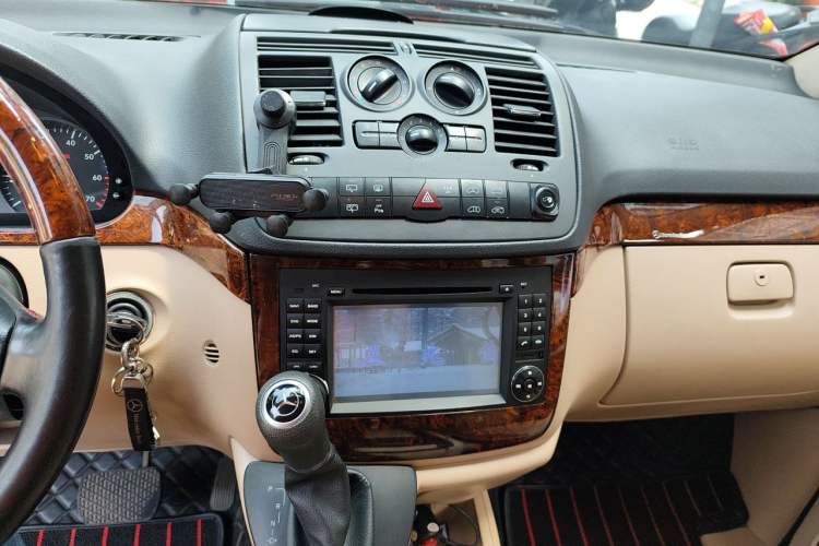 Used Mercedes-Benz Vito 2011 2.5L 7-seater executive version Audio And AC Panel