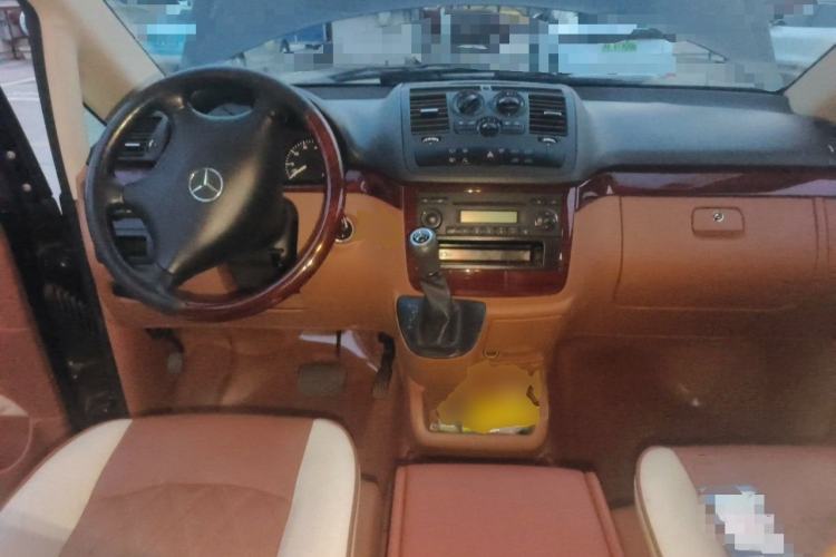 Used Mercedes-Benz Vito 2011 2.5L 7-seater executive version Center Console