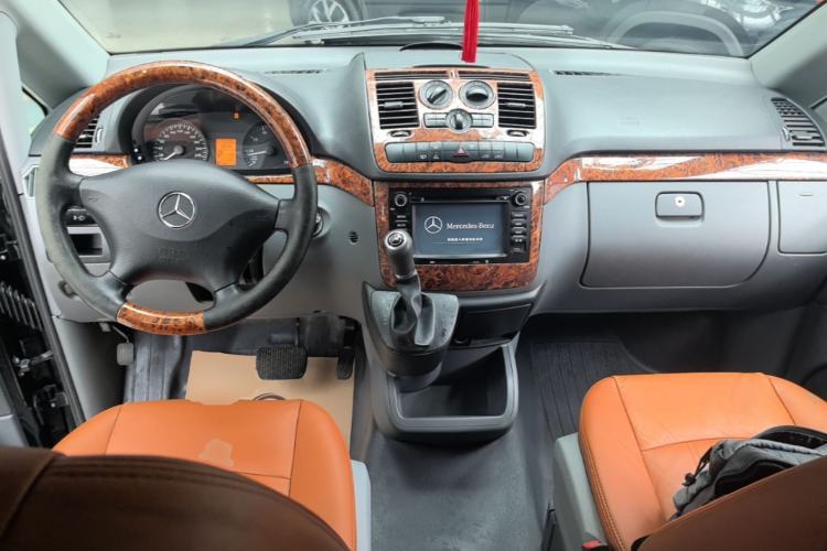 Used Mercedes-Benz Vito 2011 2.5L 7-seater executive version Center Console