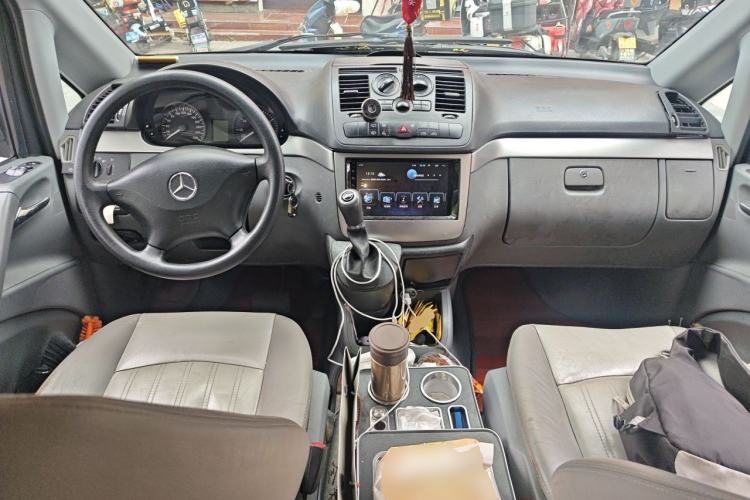 Used Mercedes-Benz Vito 2011 2.5L 7-seater executive version Center Console
