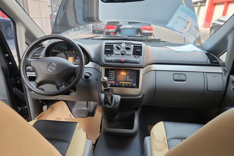 Used Mercedes-Benz Vito 2011 2.5L 7-seater executive version Center Console