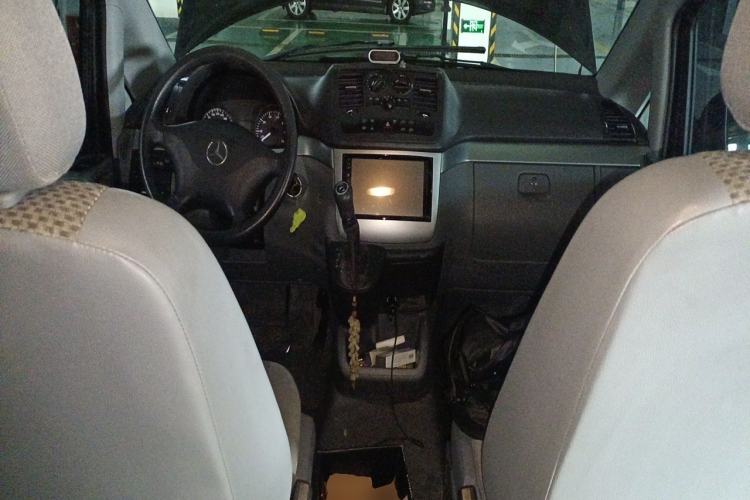 Used Mercedes-Benz Vito 2011 2.5L 7-seater executive version Center Console