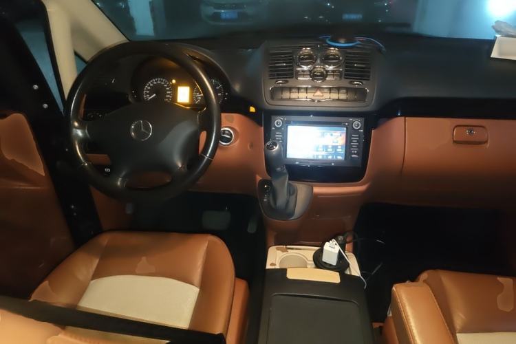 Used Mercedes-Benz Vito 2011 2.5L 7-seater executive version Center Console