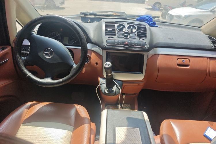 Used Mercedes-Benz Vito 2011 2.5L 7-seater executive version Center Console