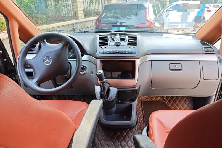 Used Mercedes-Benz Vito 2011 2.5L 7-seater executive version Center Console