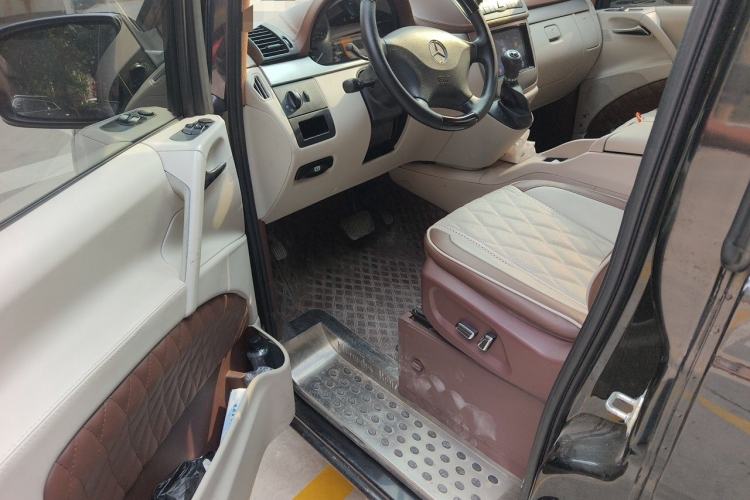 Used Mercedes-Benz Vito 2011 2.5L 7-seater executive version Driver Seat