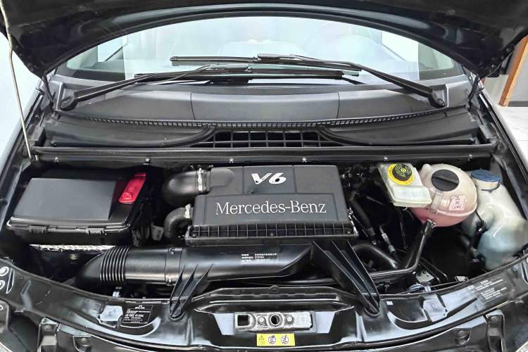Used Mercedes-Benz Vito 2011 2.5L 7-seater executive version Engine Bay