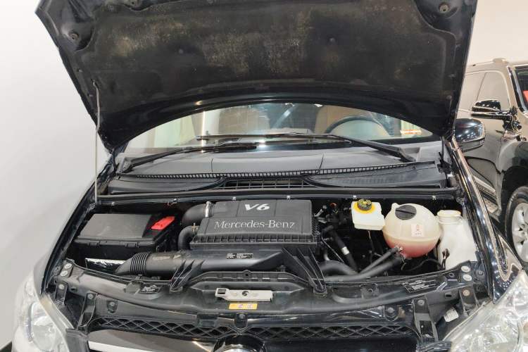Used Mercedes-Benz Vito 2011 2.5L 7-seater executive version Engine Bay