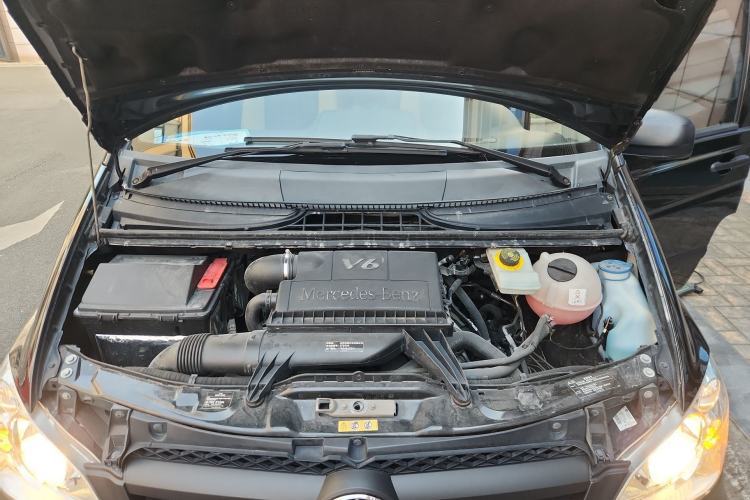 Used Mercedes-Benz Vito 2011 2.5L 7-seater executive version Engine Bay