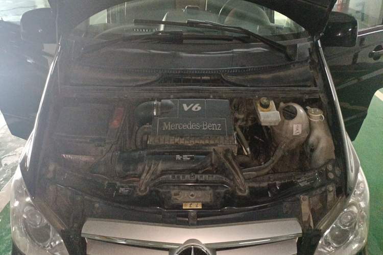 Used Mercedes-Benz Vito 2011 2.5L 7-seater executive version Engine Bay