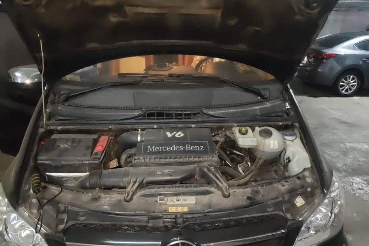 Used Mercedes-Benz Vito 2011 2.5L 7-seater executive version Engine Bay