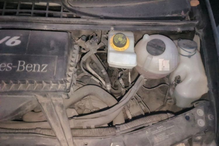 Used Mercedes-Benz Vito 2011 2.5L 7-seater executive version Engine Bay Left