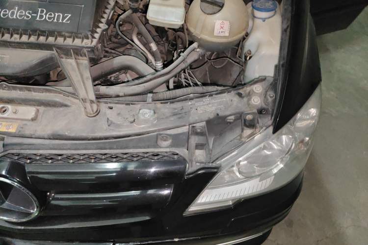 Used Mercedes-Benz Vito 2011 2.5L 7-seater executive version Engine Bay Left