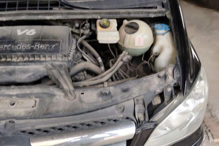 Used Mercedes-Benz Vito 2011 2.5L Elite Edition Engine Bay Left