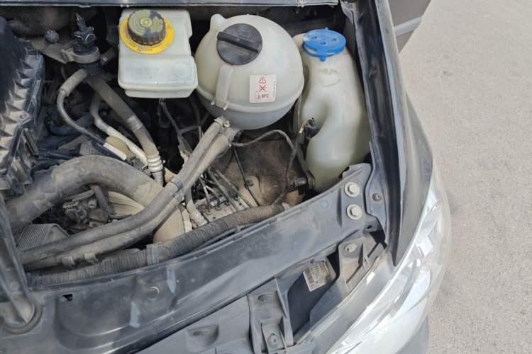 Used Mercedes-Benz Vito 2011 2.5L Elite Edition Engine Bay Left