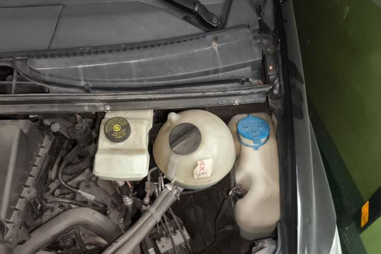 Used Mercedes-Benz Vito 2011 2.5L 7-seater executive version Engine Bay Left