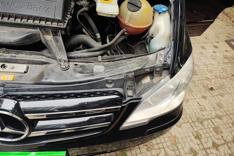 Used Mercedes-Benz Vito 2011 2.5L Elite Edition Engine Bay Left