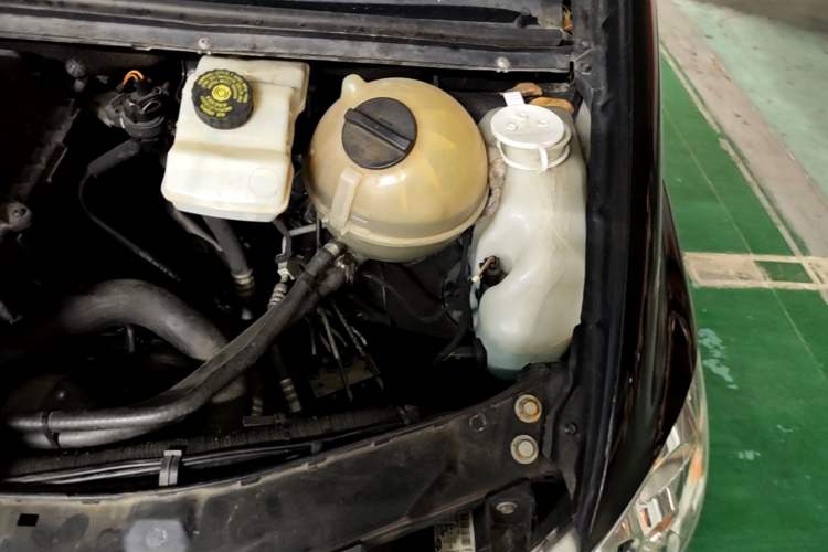 Used Mercedes-Benz Vito 2011 2.5L Elite Edition Engine Bay Left