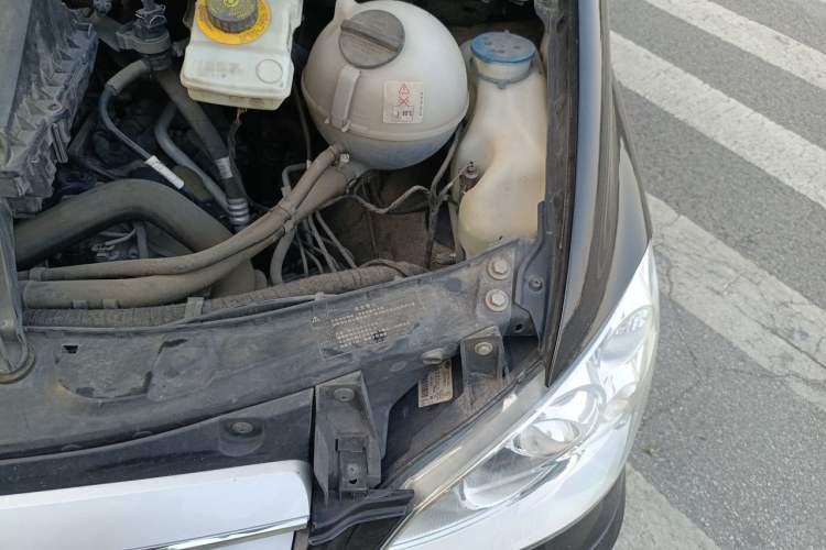 Used Mercedes-Benz Vito 2011 2.5L 7-seater executive version Engine Bay Left