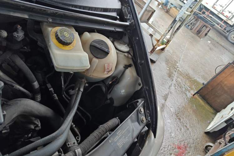Used Mercedes-Benz Vito 2011 2.5L 7-seater executive version Engine Bay Left