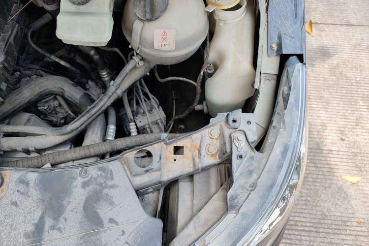 Used Mercedes-Benz Vito 2011 2.5L 7-seater executive version Engine Bay Left