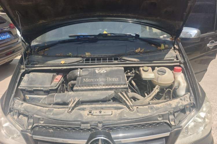 Used Mercedes-Benz Vito 2011 2.5L 7-seater executive version Engine Bay