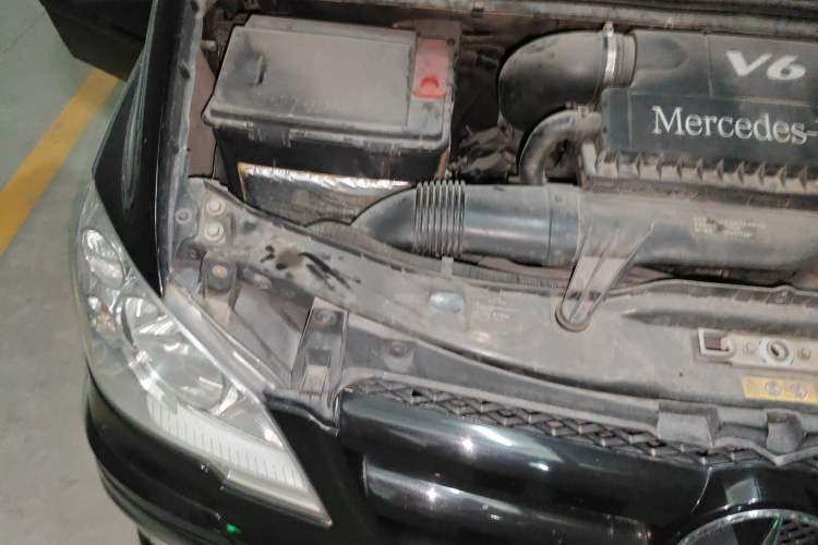 Used Mercedes-Benz Vito 2011 2.5L 7-seater executive version Engine Bay Right